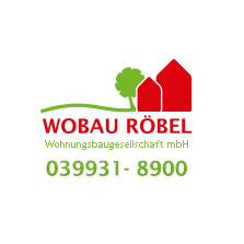 Logo der Wobau Röbel Wohnungsbaugesellschaft mbH - stellt rote Wohnhäuser als Symbol für Mietwohnungen dar, links daneben ist ein grüner Baum als Symbol für die grüne Umgebung platziert und noch weiter links eine geschwungene Linie, welche das Wasser der Müritz, an der die Stadt Röbel liegt, symbolisiert.